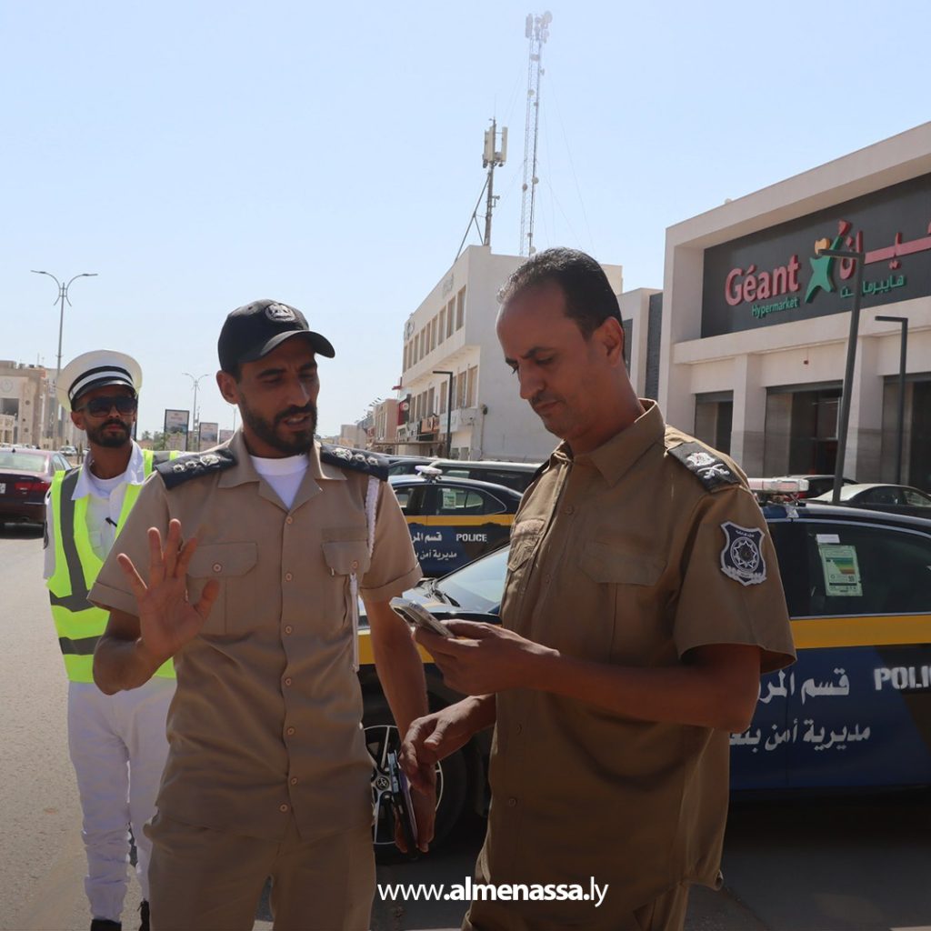 Extra11111 36 مدير أمن بنغازي الكبرى يُشرف ميدانيًا على انطلاق منظومة الخدمات الإلكترونية المرورية