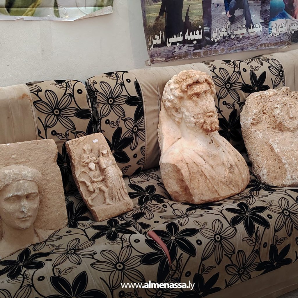 Extra11111 68 مواطنان يُسلّمان قطعًا أثرية نادرة لمديرية أمن القبة بإشراف مراقبتي آثار القبة والأبرق