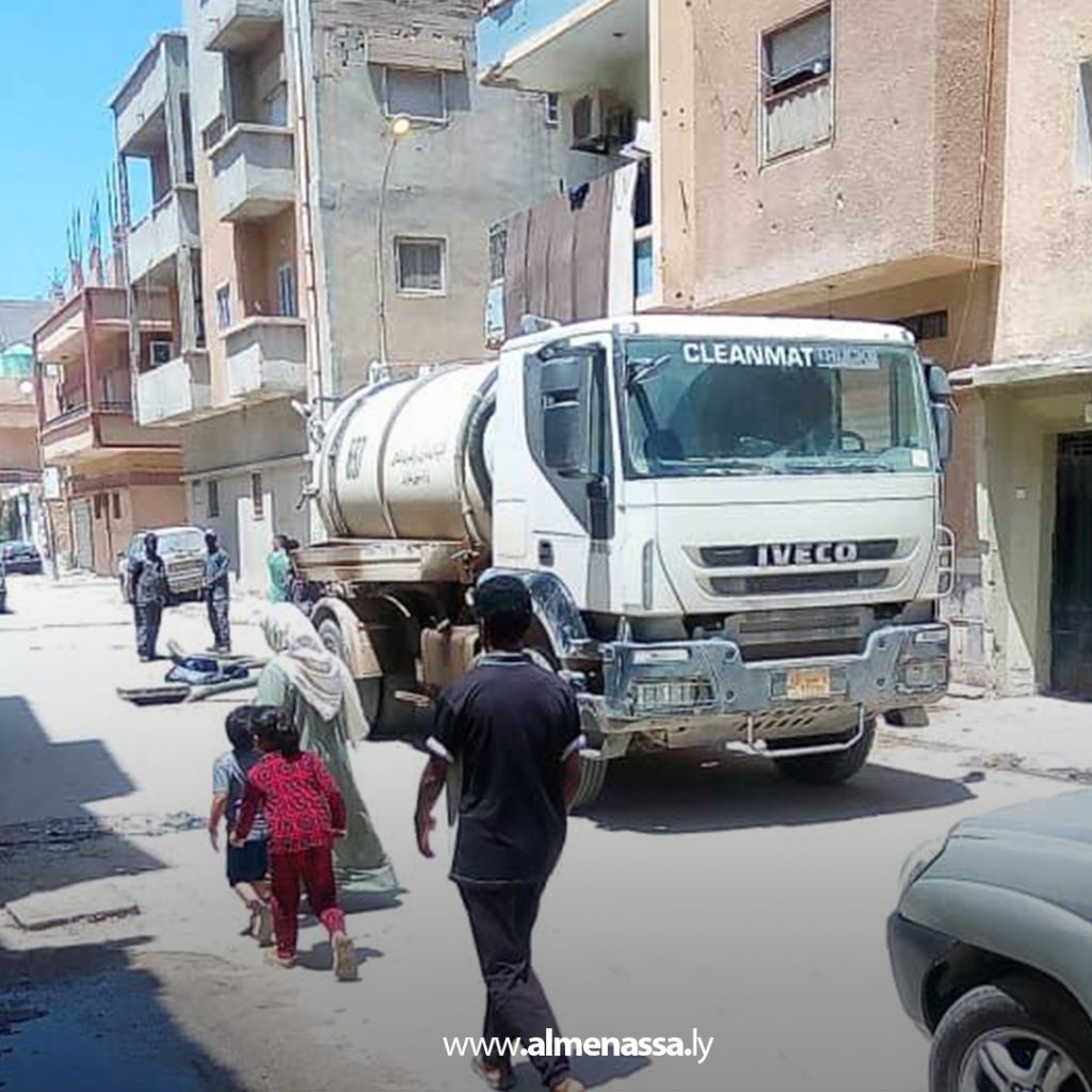 Extra11111 7 فريق صيانة شبكات الصرف الصحي بمكتب وسط بنغازي ينفذ حملة تنظيف في منطقة الصابري