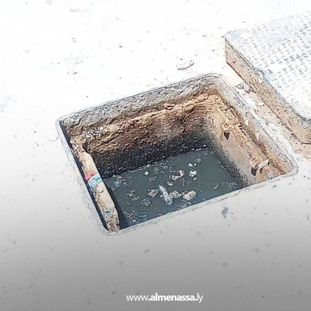 Extra111111 4 فريق صيانة شبكات الصرف الصحي بمكتب وسط بنغازي ينفذ حملة تنظيف في منطقة الصابري