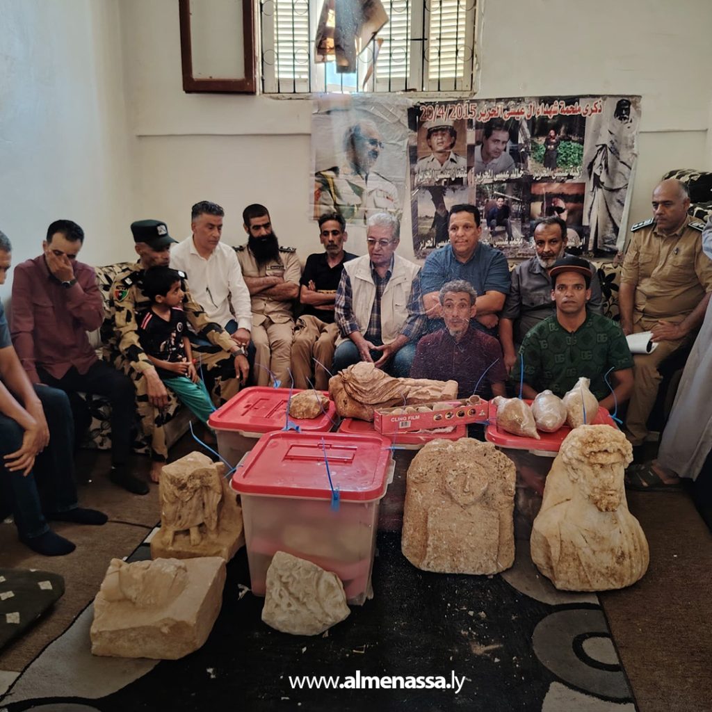 Extra111111 49 مواطنان يُسلّمان قطعًا أثرية نادرة لمديرية أمن القبة بإشراف مراقبتي آثار القبة والأبرق