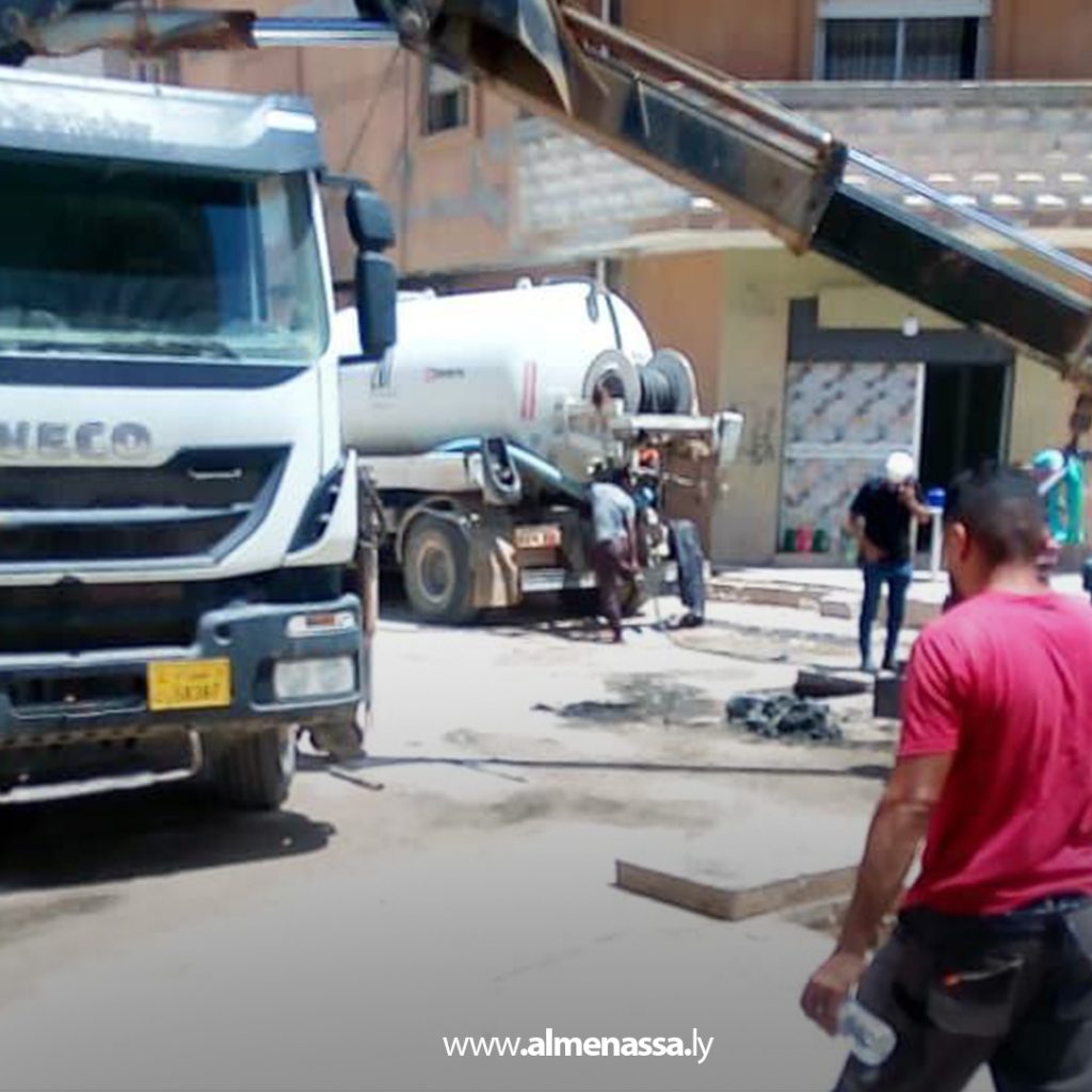 Extra1111111 3 فريق صيانة شبكات الصرف الصحي بمكتب وسط بنغازي ينفذ حملة تنظيف في منطقة الصابري