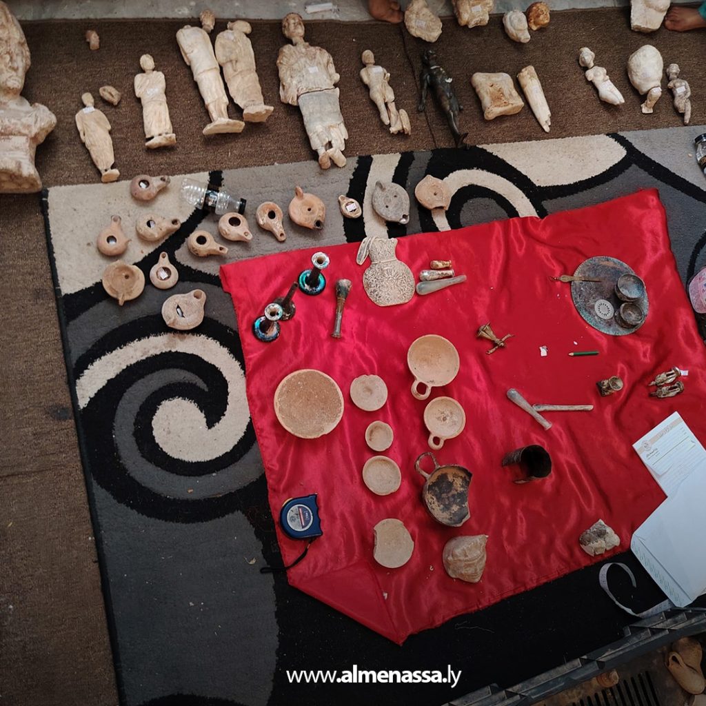 Extra1111111 40 مواطنان يُسلّمان قطعًا أثرية نادرة لمديرية أمن القبة بإشراف مراقبتي آثار القبة والأبرق