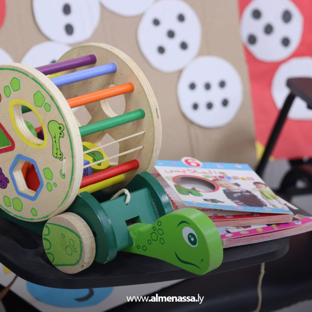 Extra22 إجدابيا تحتضن معرضًا لأدوات مساعدة أطفال طيف التوحد بإشراف قسم علم النفس