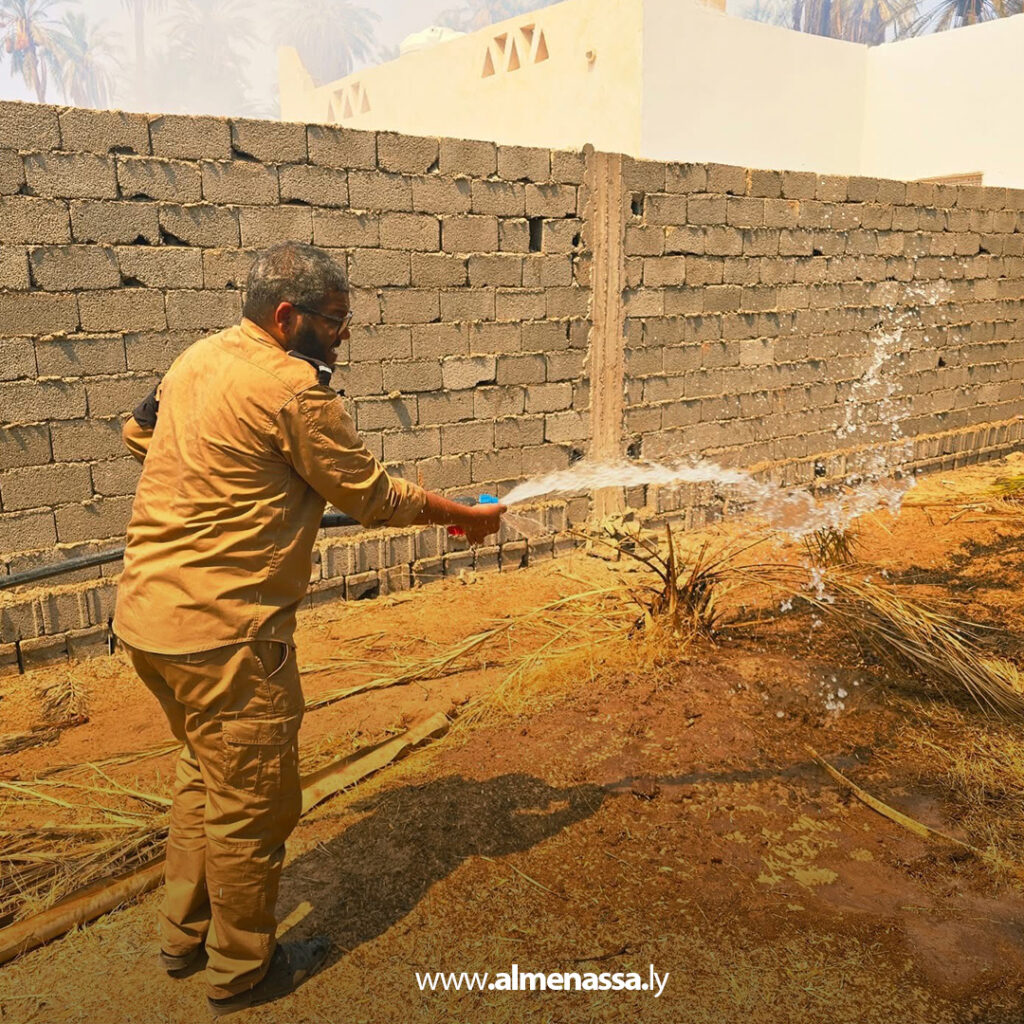 Extra 199 السيطرة على حريق محدود في مزارع نخيل بمنطقة البطوح في غدامس