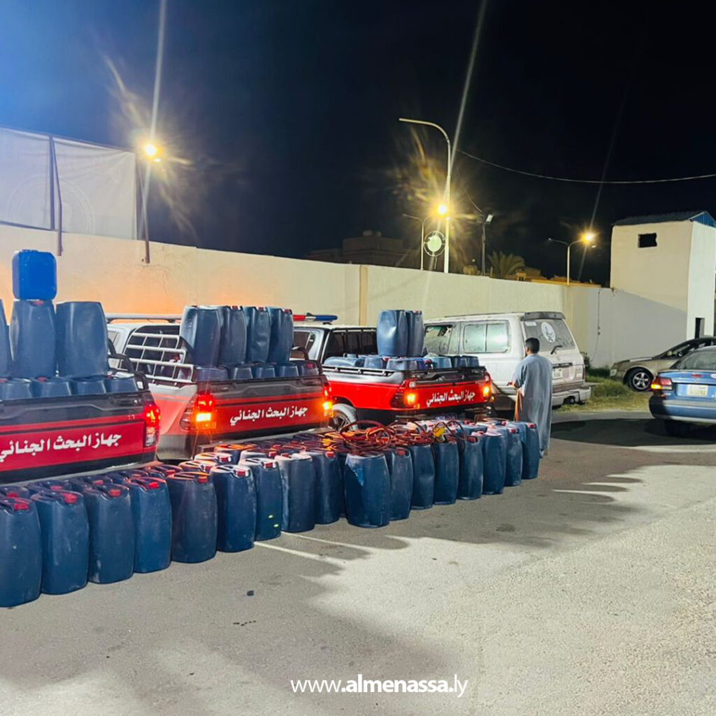 Extra 206 البحث الجنائي أجدابيا يحبط عملية تهريب وقود ويضبط 70 جالون بنزين داخل منزل