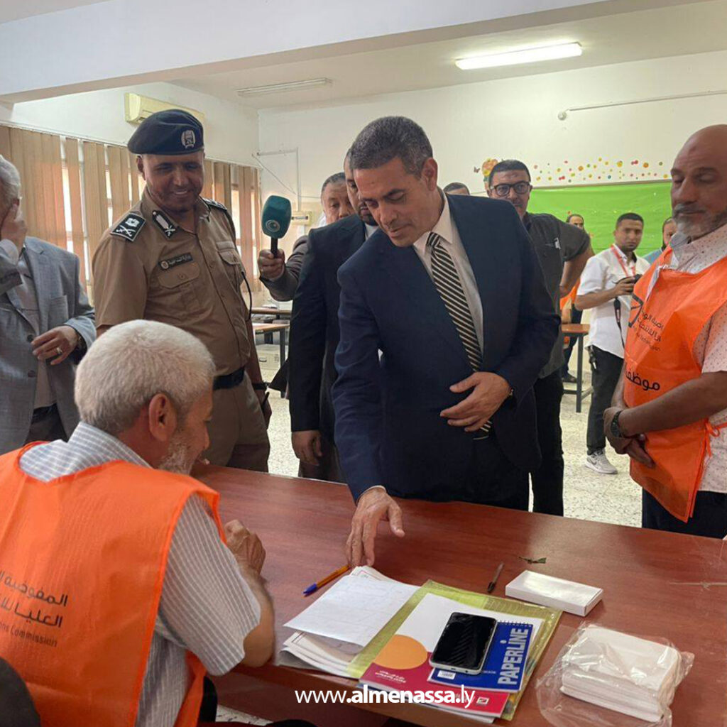 Extra 207 رئيس المفوضية رفقة قيادات أمنية يتفقدون مراكز الاقتراع في صرمان وصبراتة