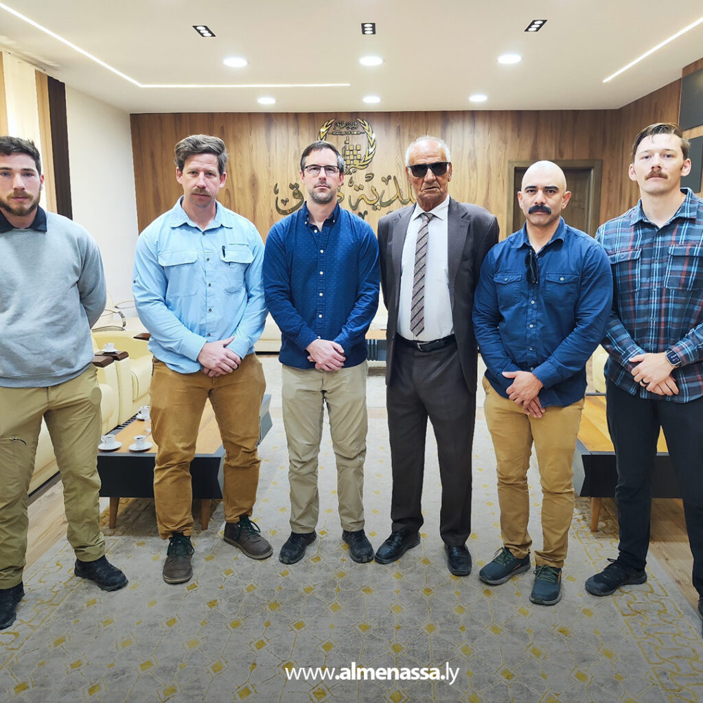 Extra 232 عميد بلدية طبرق يبحث مع فريق أمريكي سبل تطوير قطاع السلامة