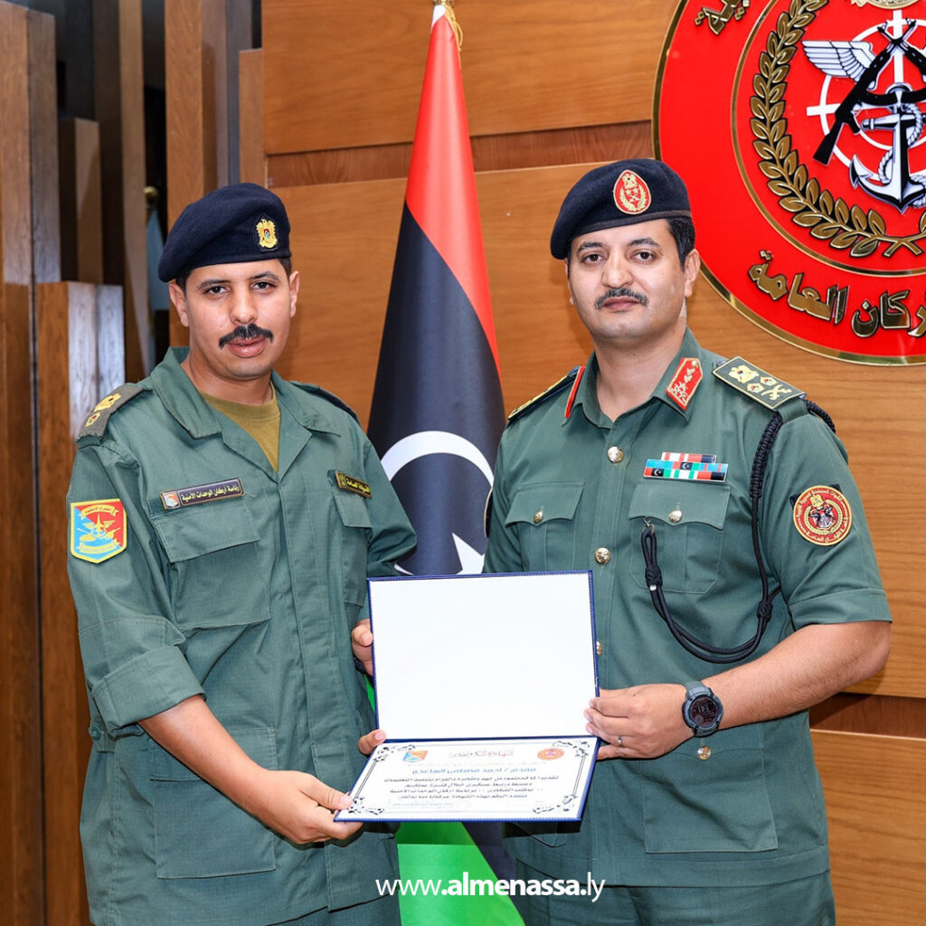 Extra 252 رئيس الأركان العامة يكرم أعضاء مكتب الشكاوى بعد استرجاع أكثر من 700 عقار