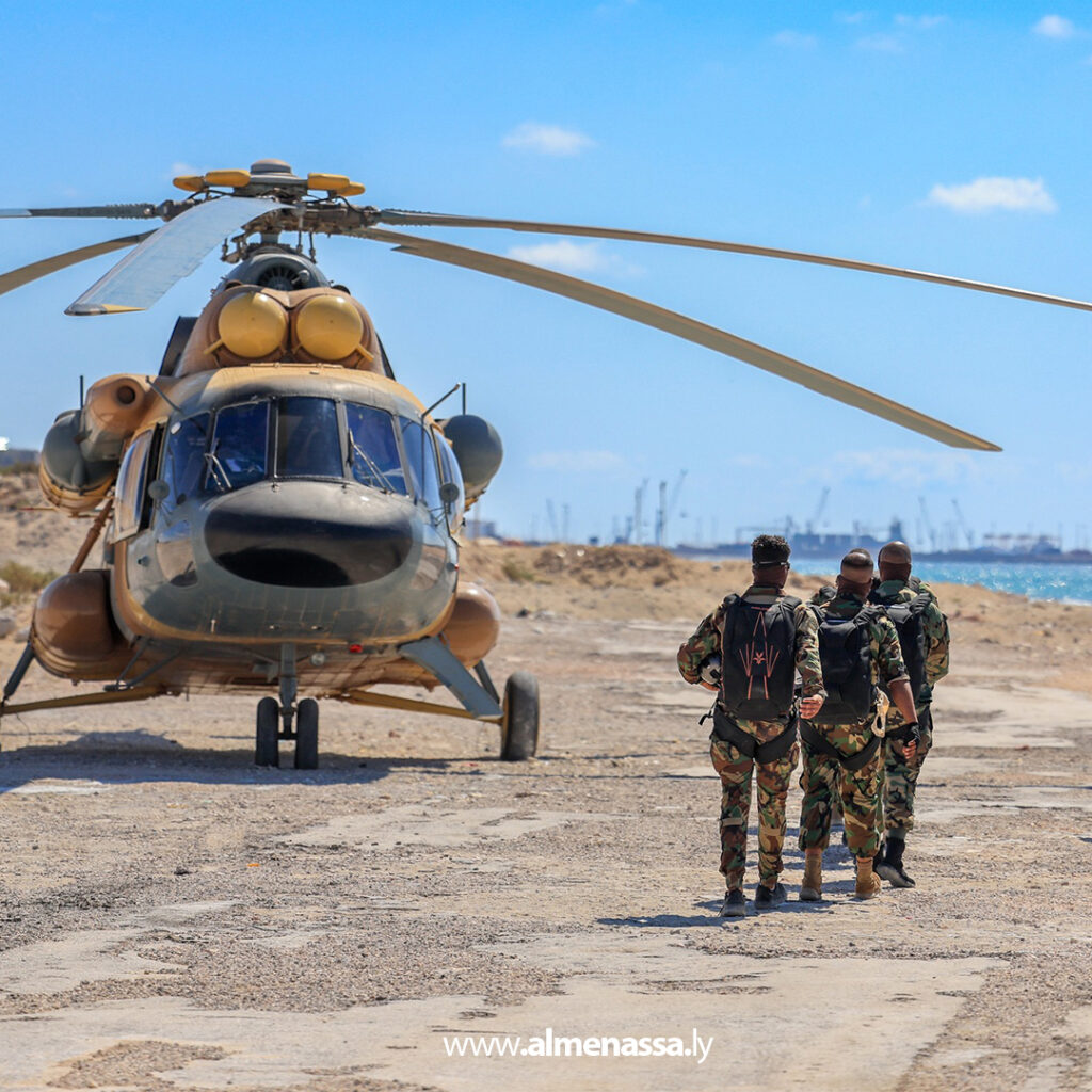 Extra 256 القوات الخاصة تنفذ قفزات مظلية حرة لتطوير الجاهزية القتالية