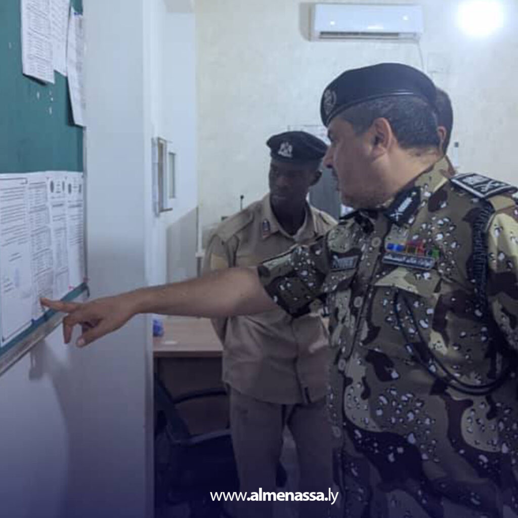 Extra11 105 مدير أمن سبها يقوم بجولة تفتيشية ليلية على مراكز الشرطة