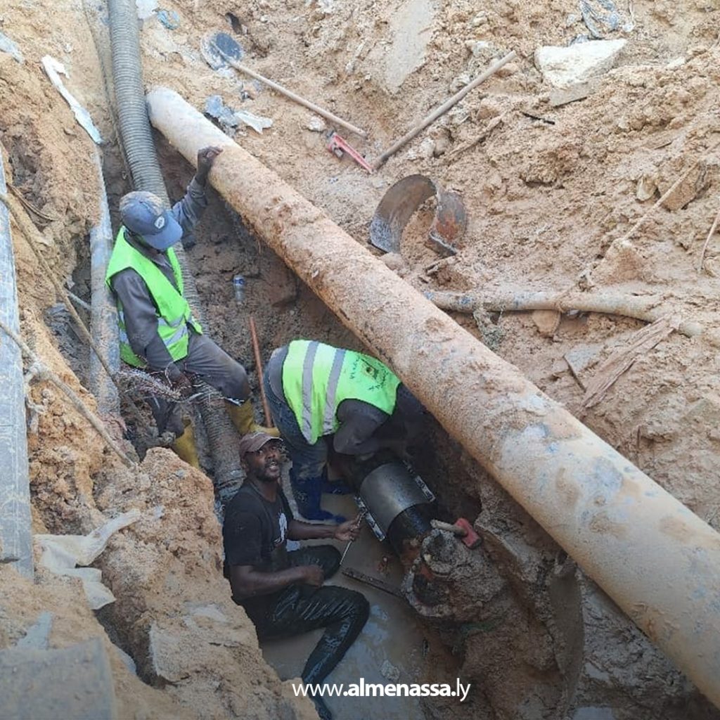 شركة المياه تُعالج تسربًا في خط مياه رئيسي خلف مصرف ليبيا المركزي 1 Extra11 46 شركة المياه تُعالج تسربًا في خط مياه رئيسي خلف مصرف ليبيا المركزي