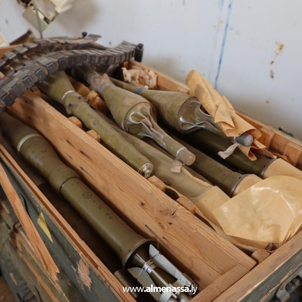 Extra11 60 القوات البرية تنفذ حملة مداهمات ناجحة بضبط أسلحة وذخائر في وادي الشاطئ