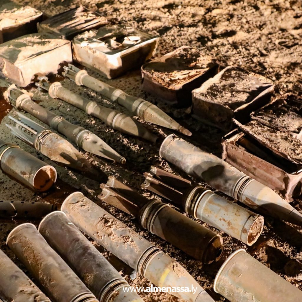 Extra1111111111 1 القوات البرية تنفذ حملة مداهمات ناجحة بضبط أسلحة وذخائر في وادي الشاطئ