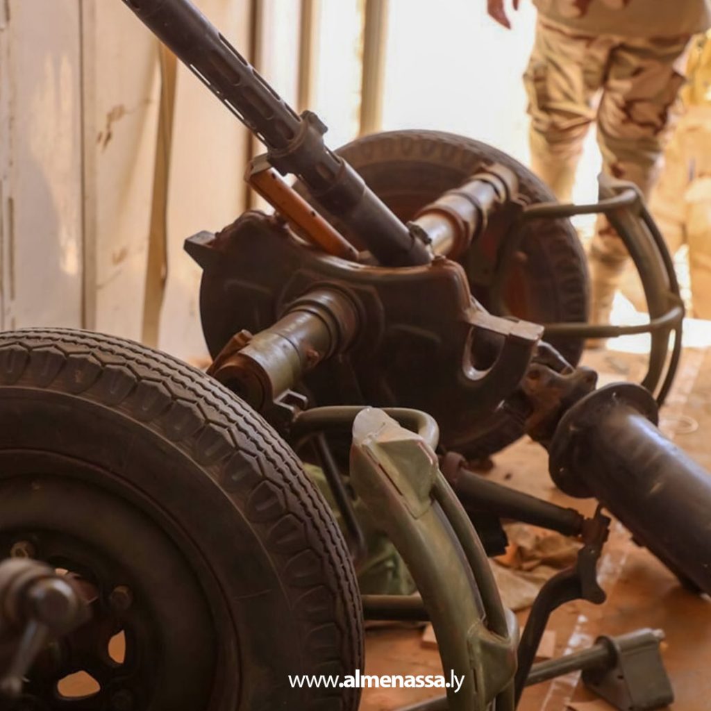 Extra11111111111 1 القوات البرية تنفذ حملة مداهمات ناجحة بضبط أسلحة وذخائر في وادي الشاطئ