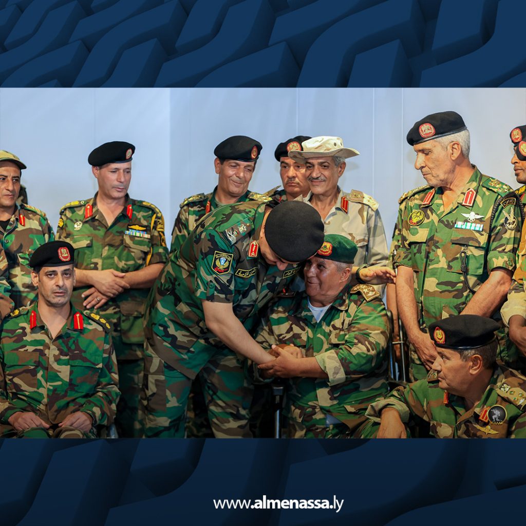 Extra6 رئيس أركان القوات البرية يزور إدارة القوات الخاصة ويُكرّم الضباط المتميزين