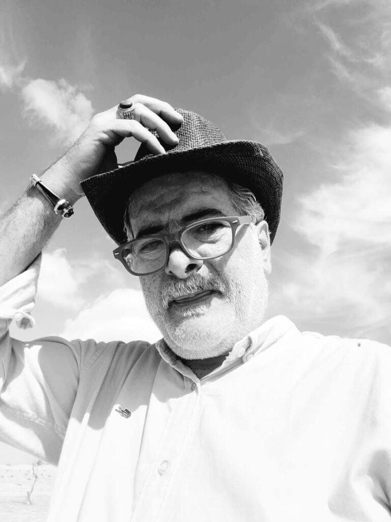 فنان يهيم في سورة البحر بلوحات للسلام والحب 2 471436548 122121620432409897 3571425346963169733 n