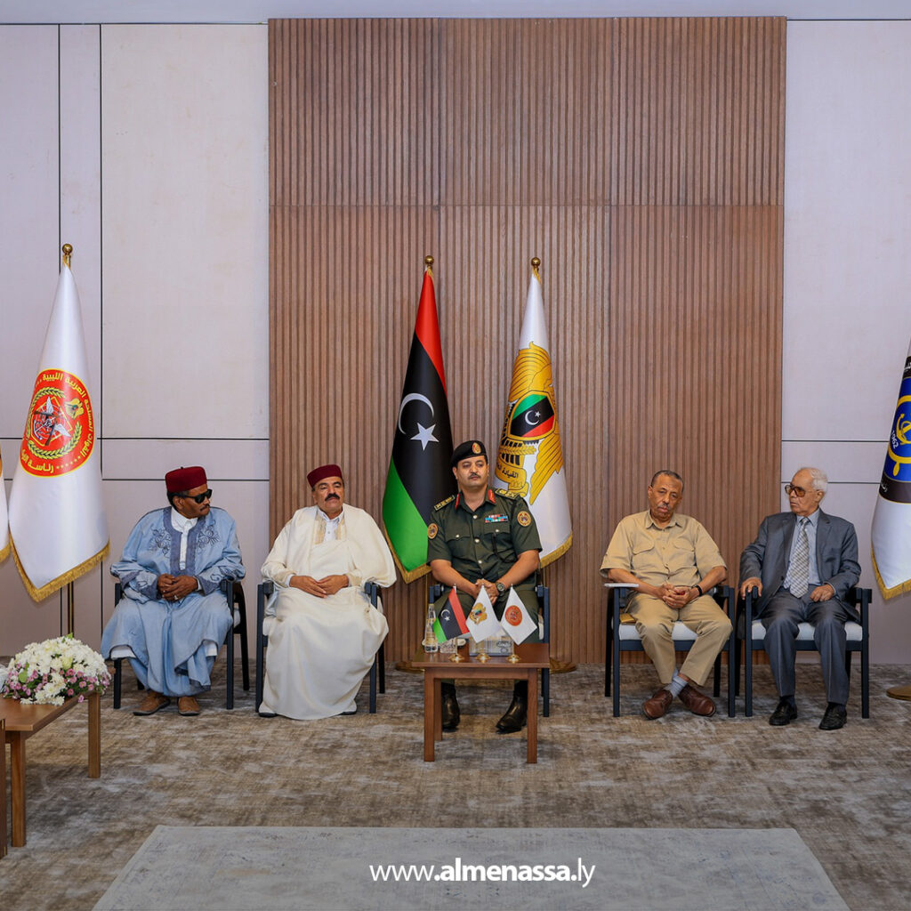 Extra 160 رئيس الأركان العامة يستقبل وفداً من مشايخ وأعيان قبيلة زوية