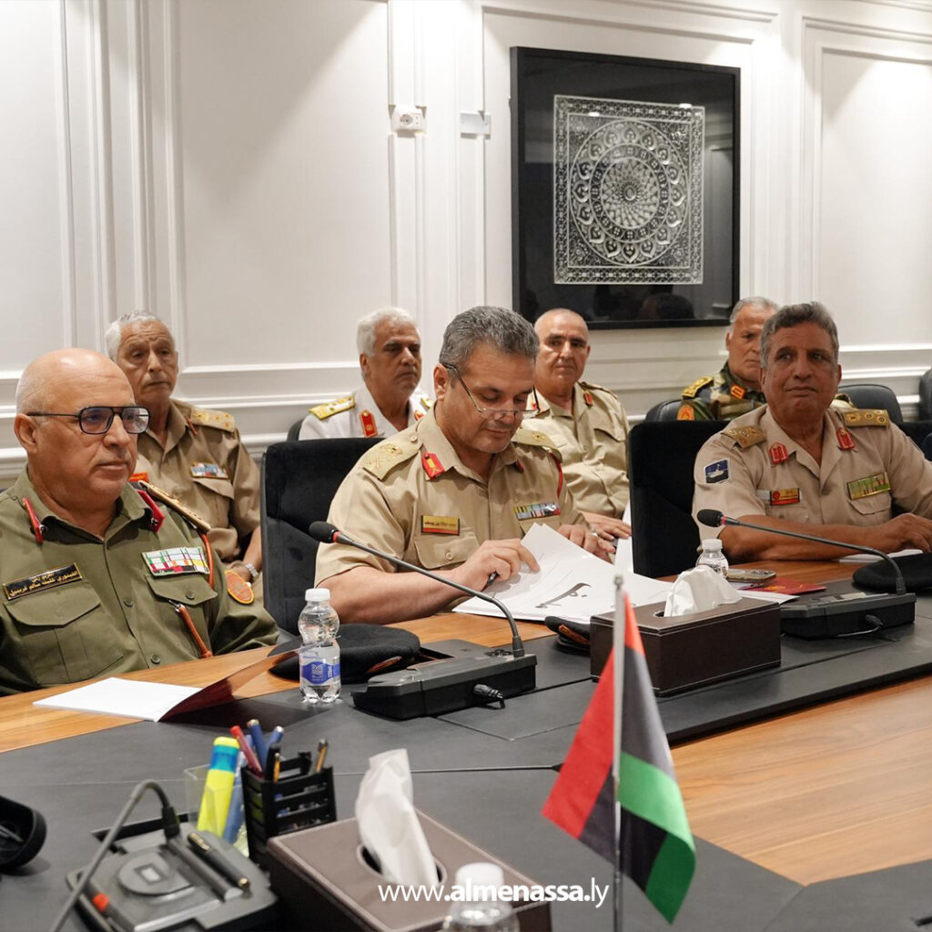 Extra 194 المنفي يبحث مع ضباط الجيش إعادة هيكلة المؤسسة العسكرية