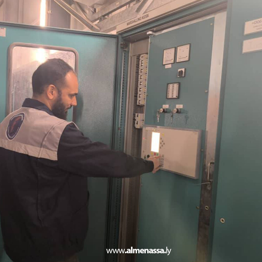 Extra 76.jpg2 76 العامة للكهرباء تتابع عملية شحن خط نقل الطاقة غرب طرابلس- بن حامد بعد صيانته