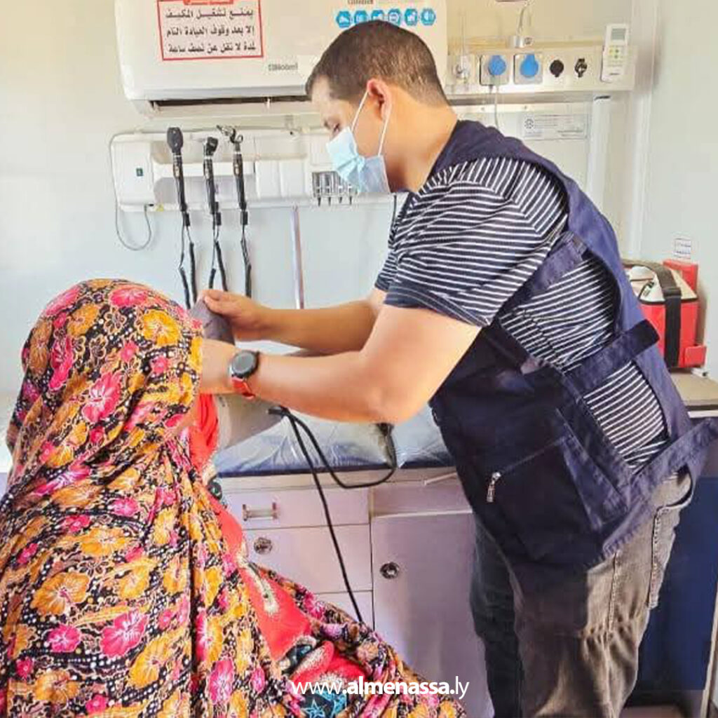 Extra 99 غرفة الطوارئ الصحية بالكفرة تقدم خدمات طبية للاجئين السودانيين في المزارع