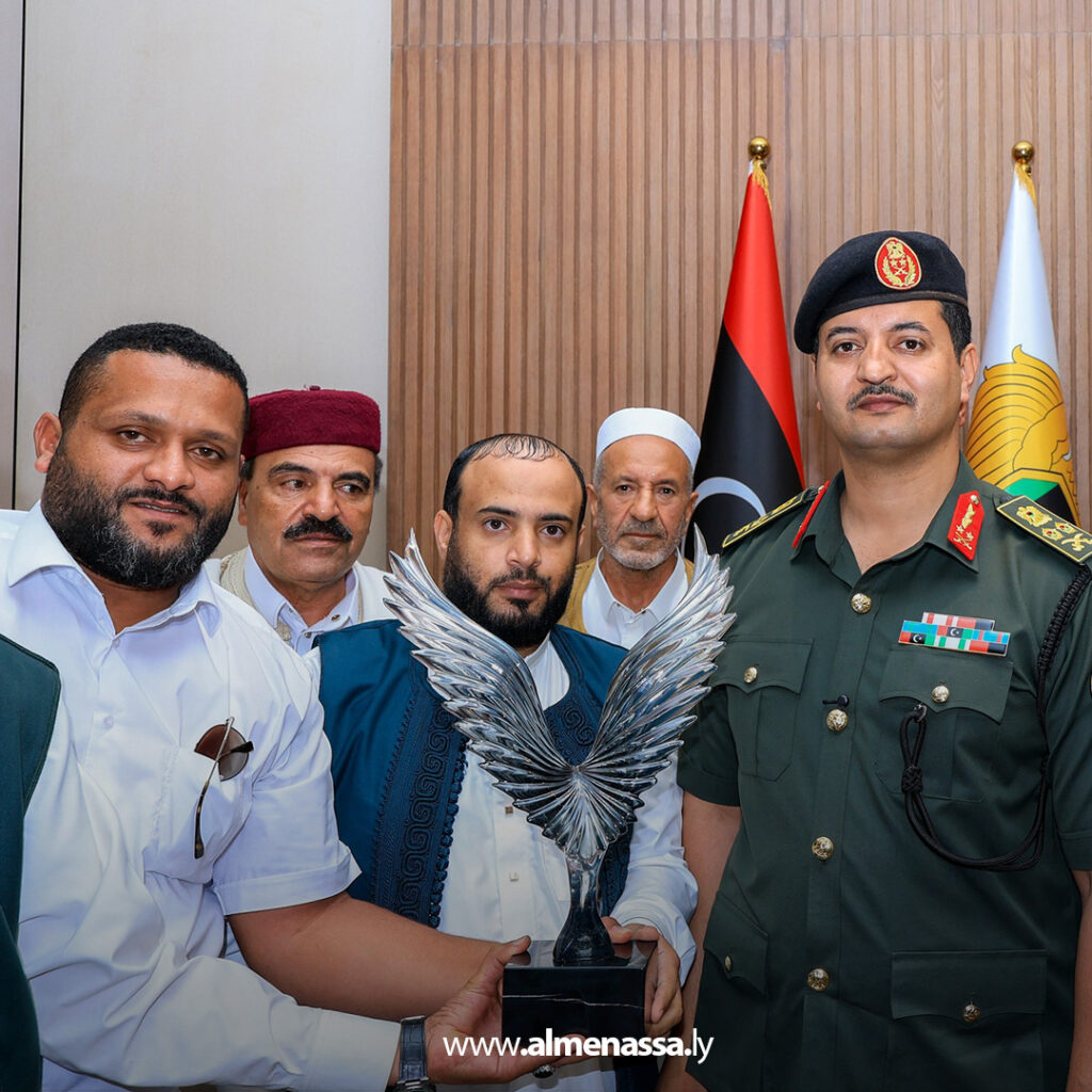 Extra1 40 رئيس الأركان العامة يستقبل وفداً من مشايخ وأعيان قبيلة زوية