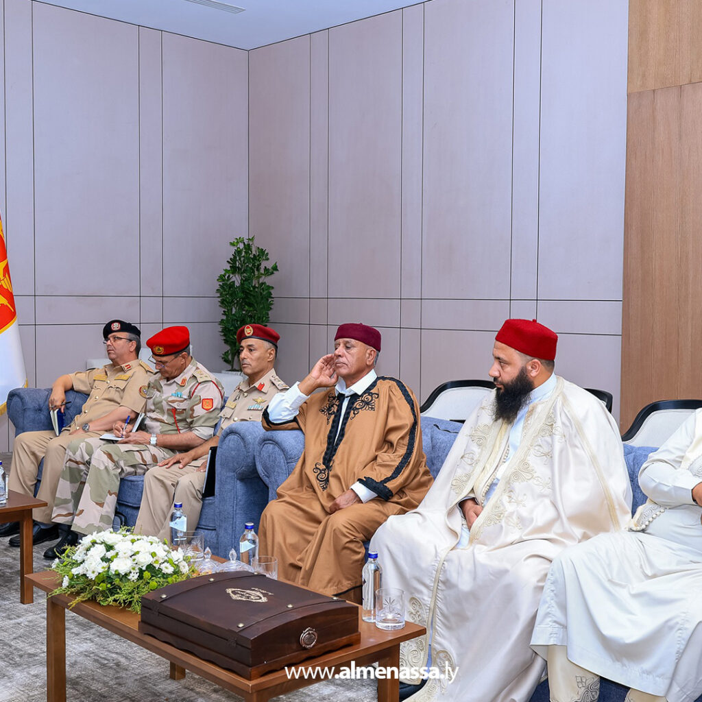 Extra11 33 رئيس الأركان العامة يستقبل وفدًا من مشايخ وأعيان قبيلة العواقير