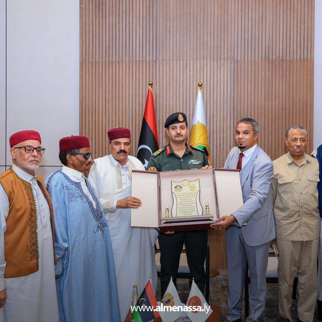 Extra11 34 رئيس الأركان العامة يستقبل وفداً من مشايخ وأعيان قبيلة زوية