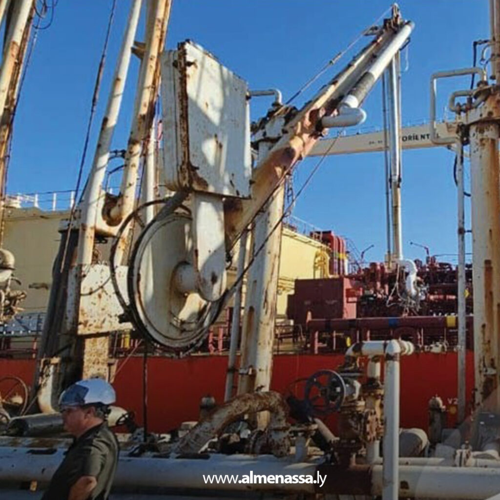 Extra11 35 إخماد حريق مفاجئ في ناقلة شحن بميناء البريقة دون خسائر بشرية