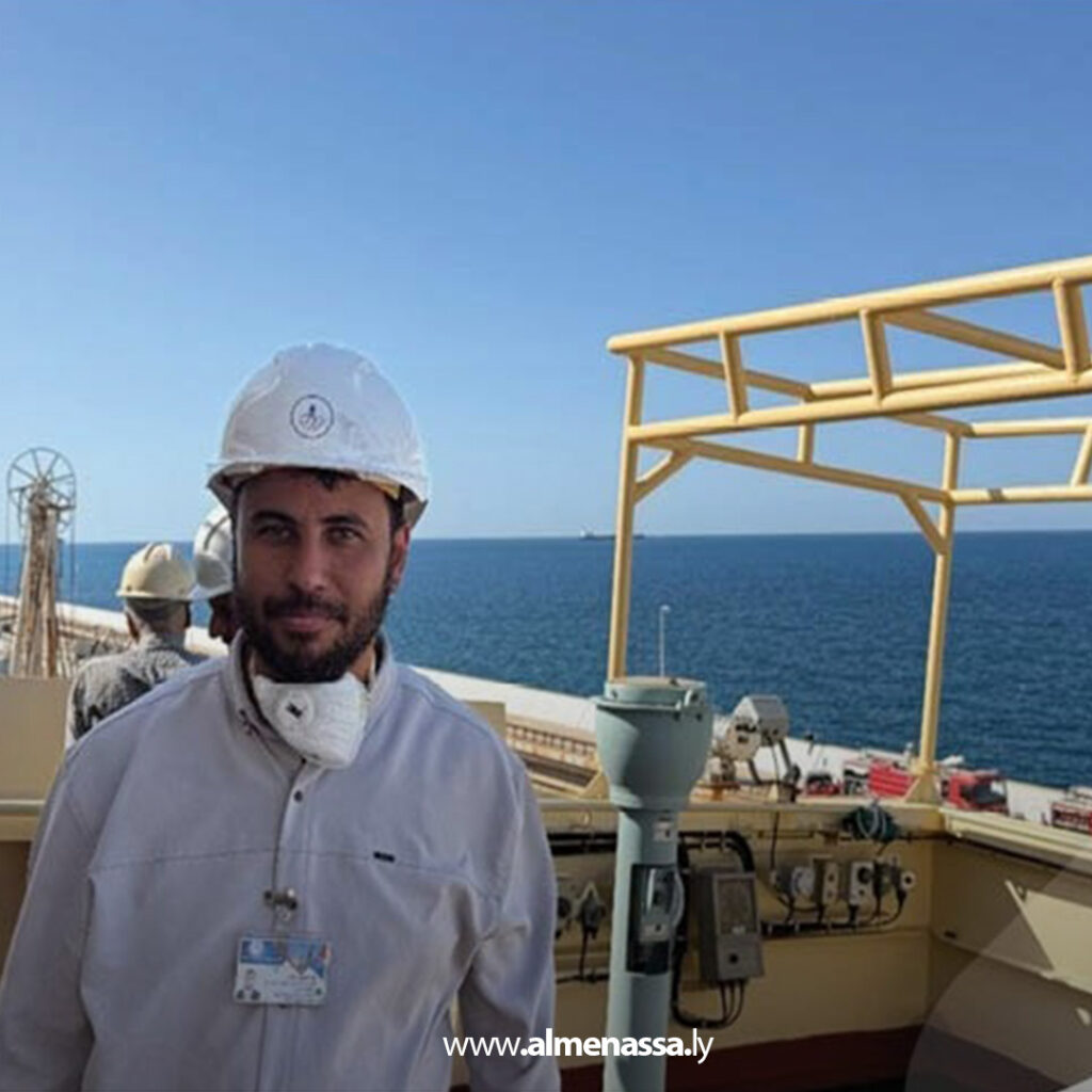 Extra111 28 إخماد حريق مفاجئ في ناقلة شحن بميناء البريقة دون خسائر بشرية