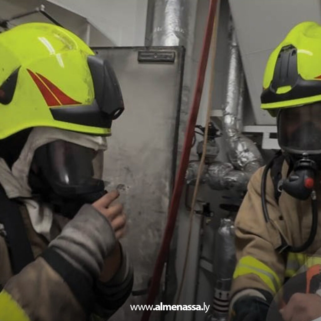 Extra1111 18 إخماد حريق مفاجئ في ناقلة شحن بميناء البريقة دون خسائر بشرية