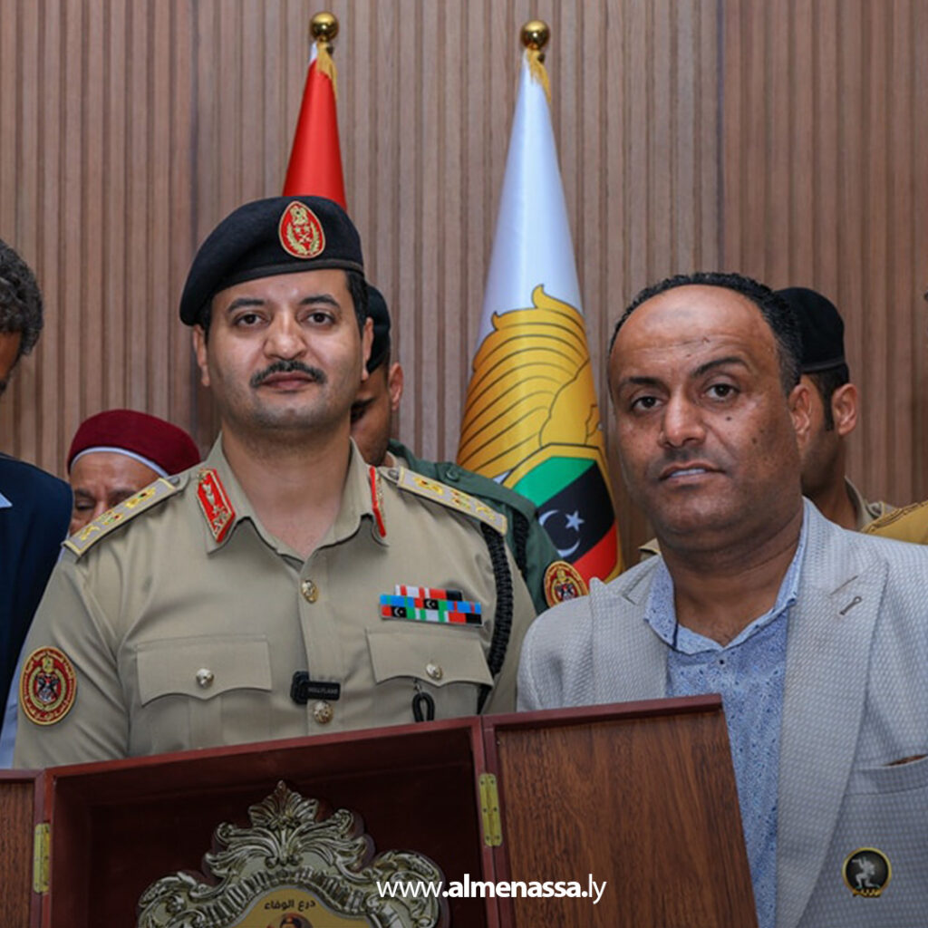 Extra1111 26 رئيس الأركان العامة يستقبل وفدًا من مشايخ وأعيان قبيلة الفواخر