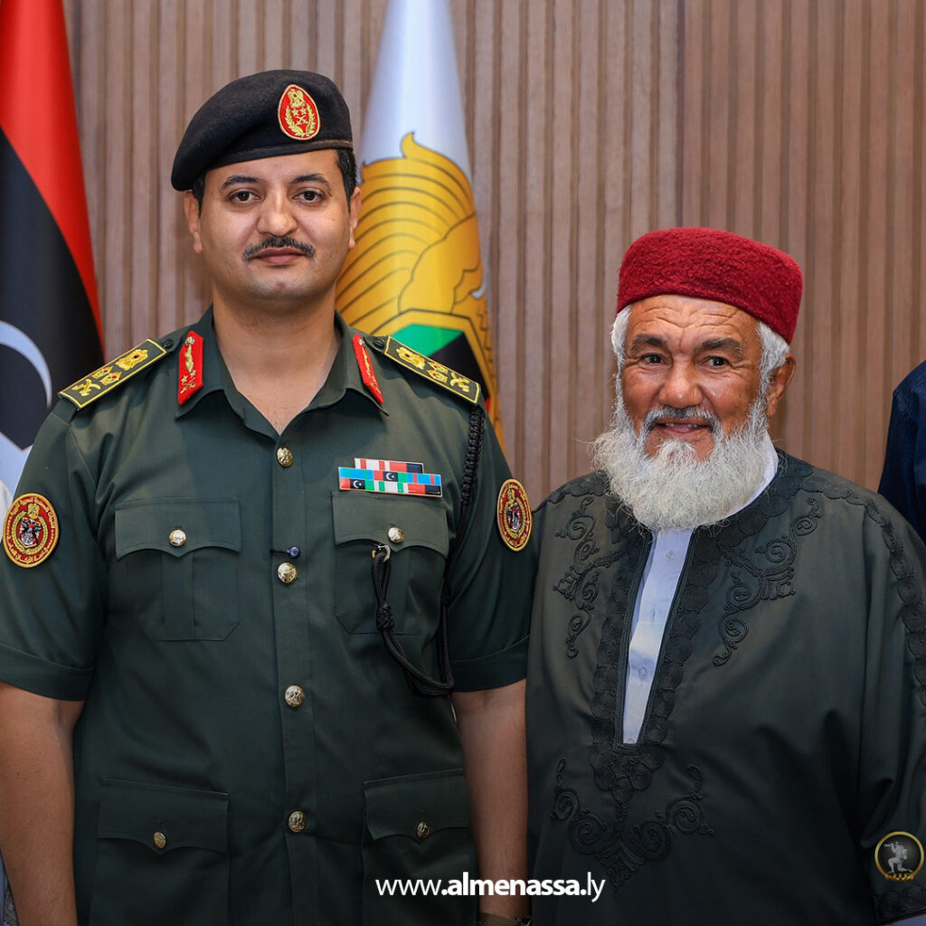 Extra11111 15 رئيس الأركان العامة يستقبل وفداً من مشايخ وأعيان قبيلة زوية