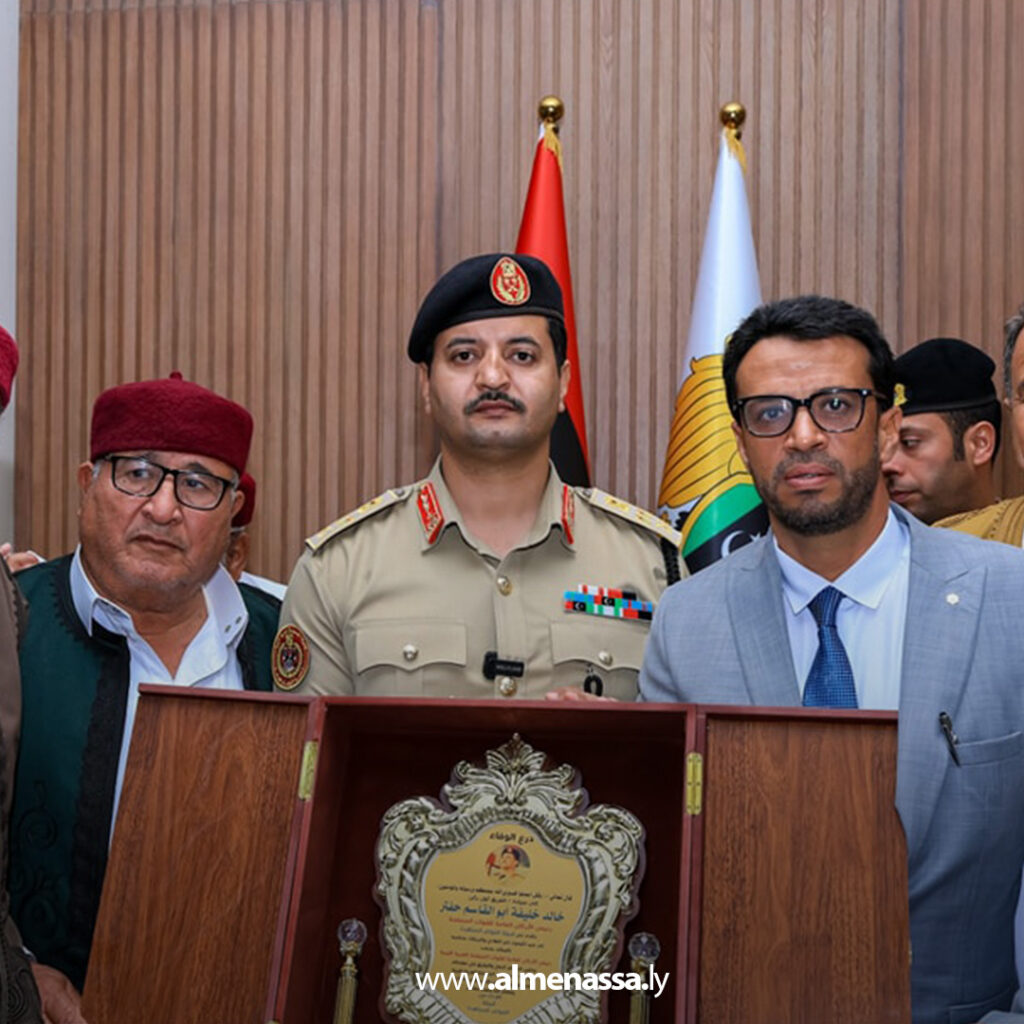 Extra11111 22 رئيس الأركان العامة يستقبل وفدًا من مشايخ وأعيان قبيلة الفواخر