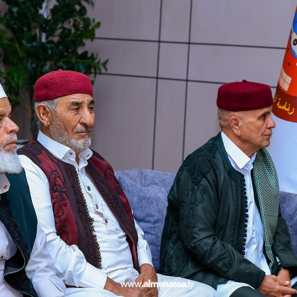 Extra111111 10 رئيس الأركان العامة يستقبل وفدًا من مشايخ وأعيان قبيلة العواقير