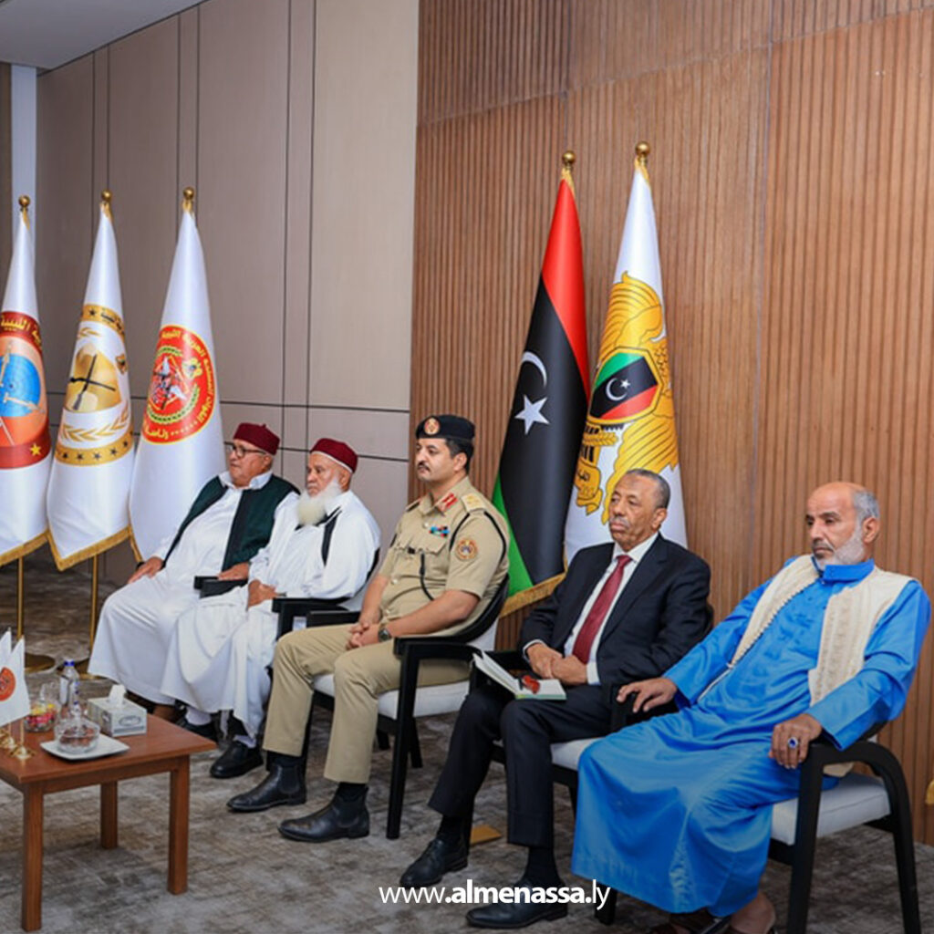 Extra111111 16 رئيس الأركان العامة يستقبل وفدًا من مشايخ وأعيان قبيلة الفواخر