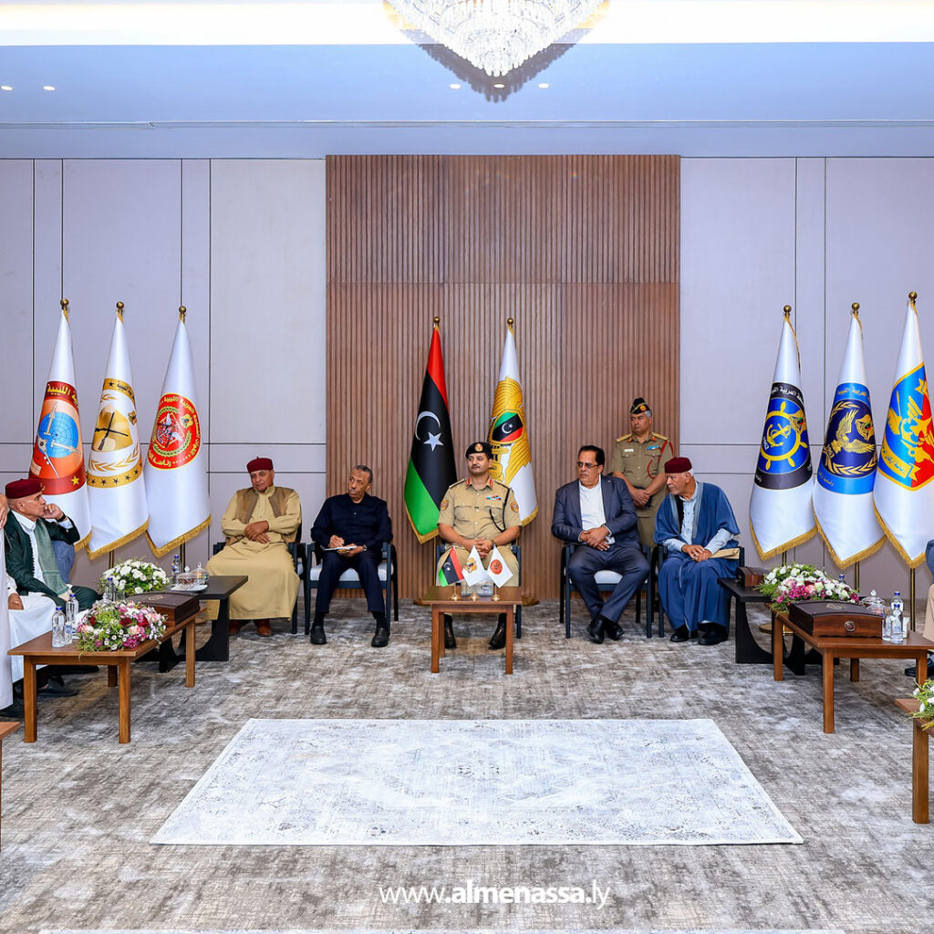 Extra1111111 8 رئيس الأركان العامة يستقبل وفدًا من مشايخ وأعيان قبيلة العواقير