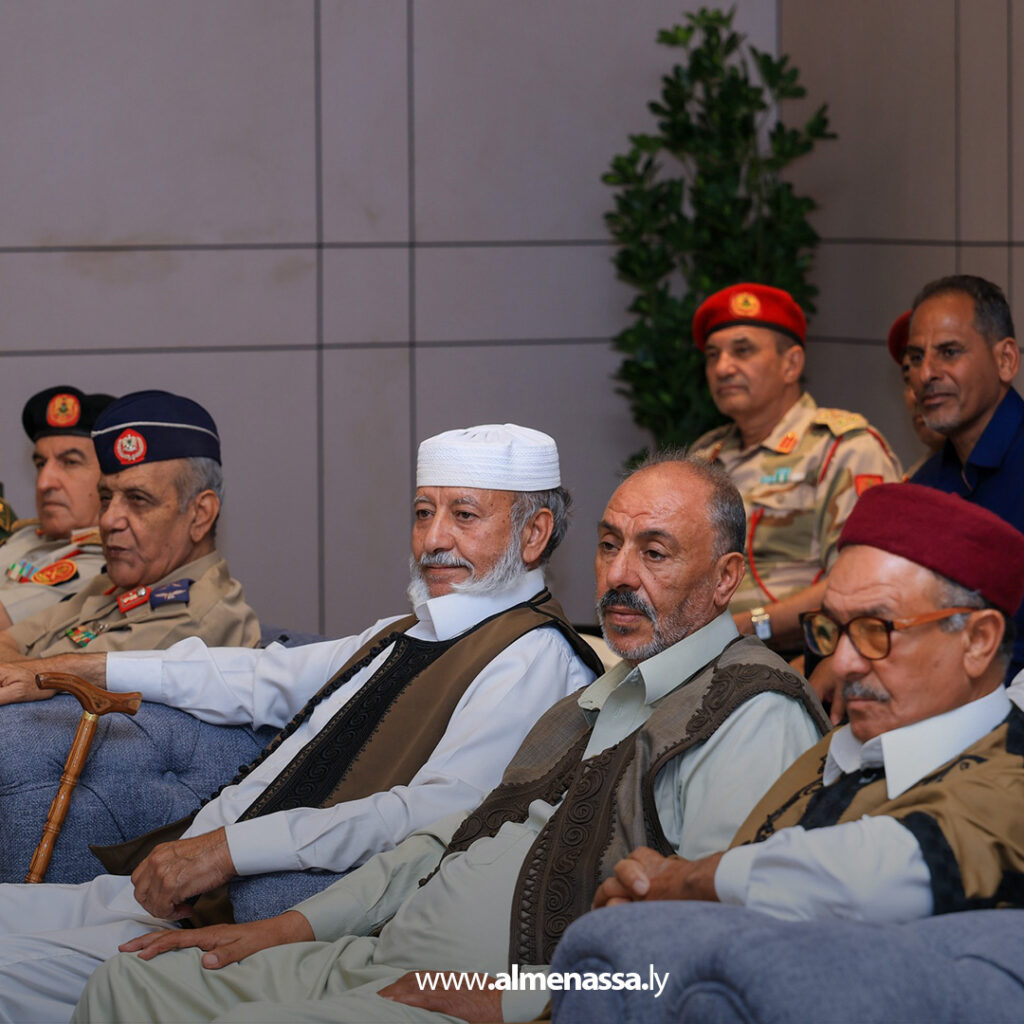 Extra1111111 9 رئيس الأركان العامة يستقبل وفداً من مشايخ وأعيان قبيلة زوية