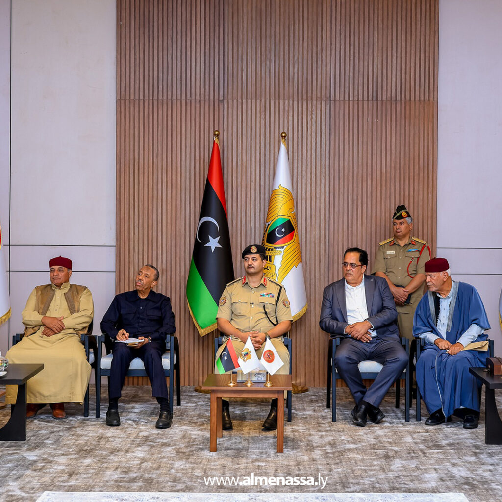 Extra11111111 3 رئيس الأركان العامة يستقبل وفدًا من مشايخ وأعيان قبيلة العواقير