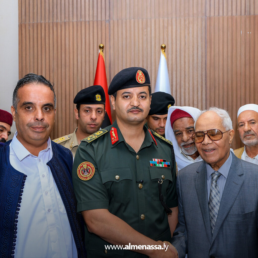 Extra11111111 4 رئيس الأركان العامة يستقبل وفداً من مشايخ وأعيان قبيلة زوية