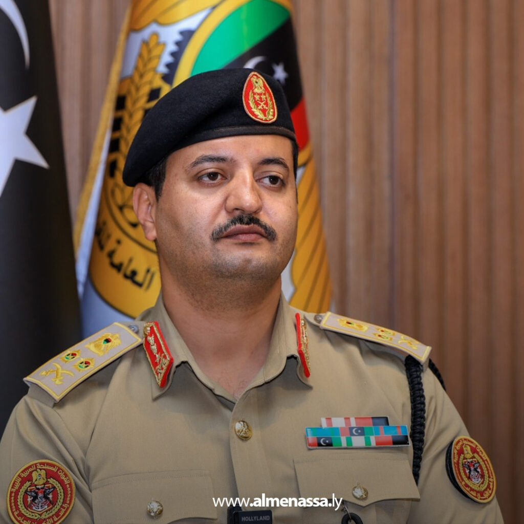 Extra11111111 8 رئيس الأركان العامة يستقبل وفدًا من مشايخ وأعيان قبيلة الفواخر