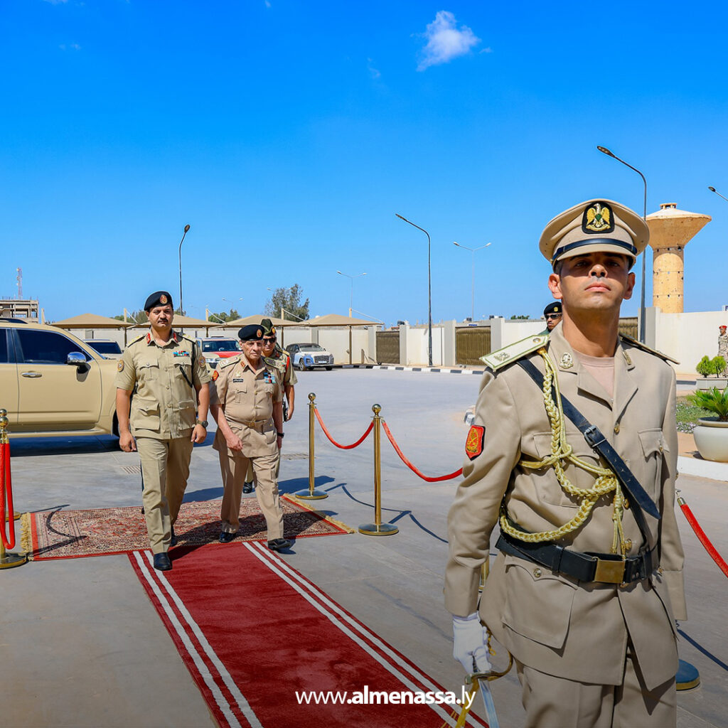 Extra1111111111 3 رئيس الأركان العامة يتفقد رئاسة أركان القوات البرية ويُشيد بجهودها في حماية الوطن