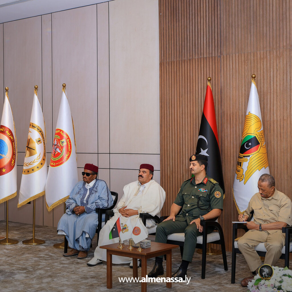 Extra111111111111 2 رئيس الأركان العامة يستقبل وفداً من مشايخ وأعيان قبيلة زوية