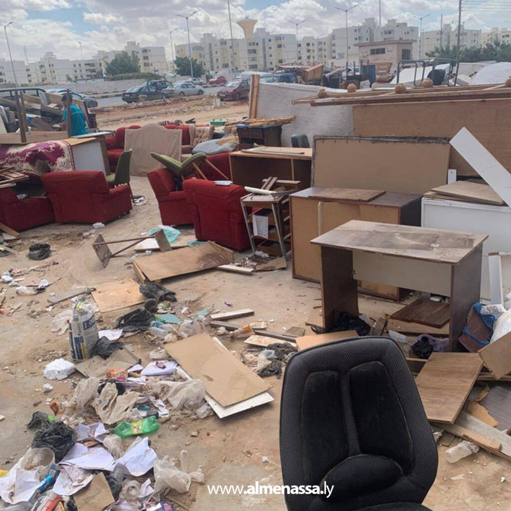 01 18 بسبب المظهر العام.. الحرس البلدي بنغازي يغلق سوق الأثاث المستعمل