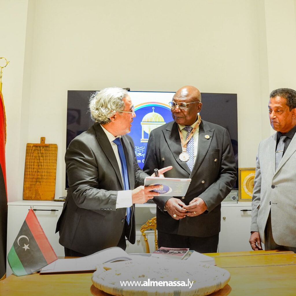 Extra 138 رئيس وزراء إفريقيا الوسطى الأسبق يزور ضريح الشهيد عمر المختار في بنغازي تأكيداً لرمزية النضال الليبي