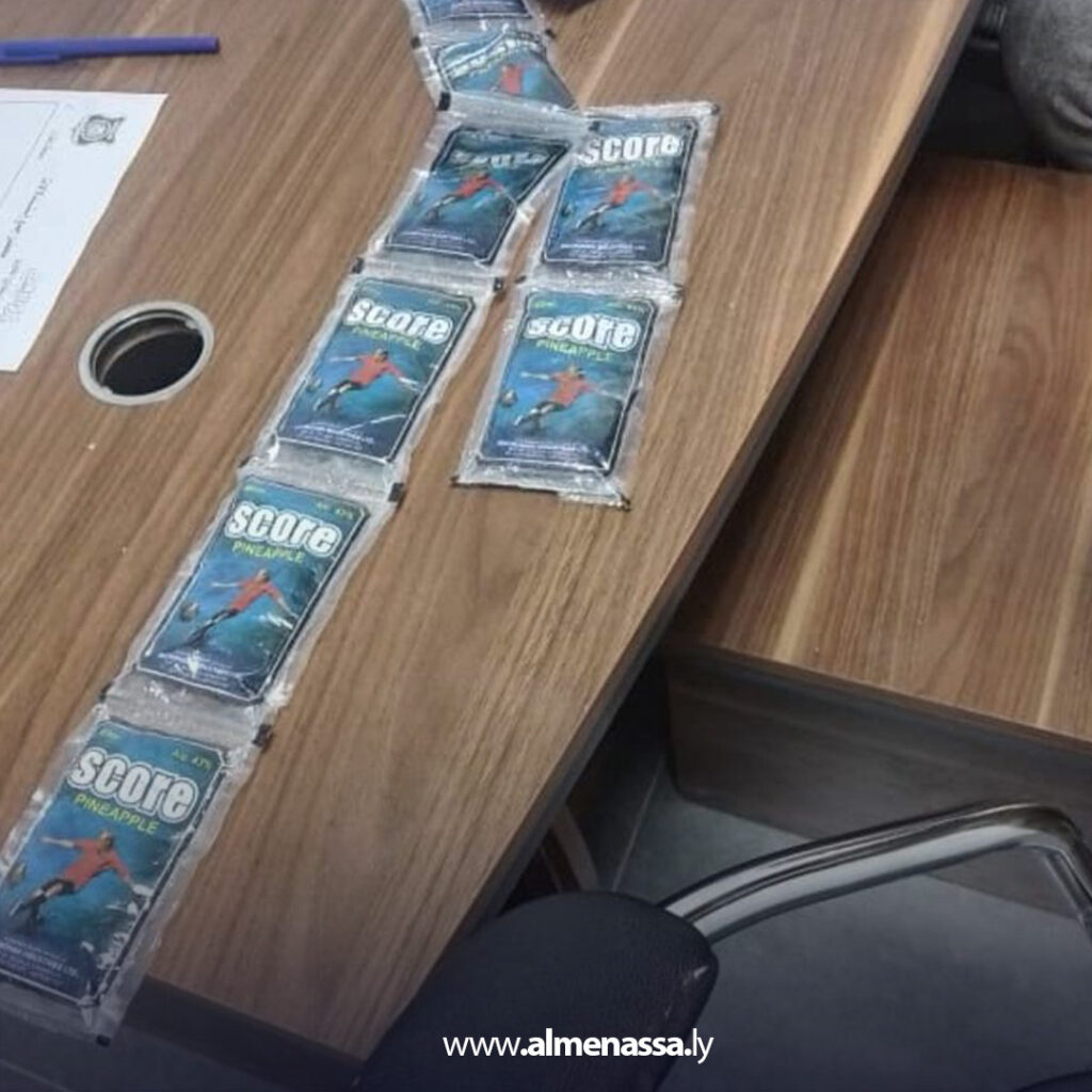 Extra 204 نجدة بنغازي تضبط مركبة مشبوهة بداخلها مواد مسكرة ومبلغ مالي في محطة الجبو