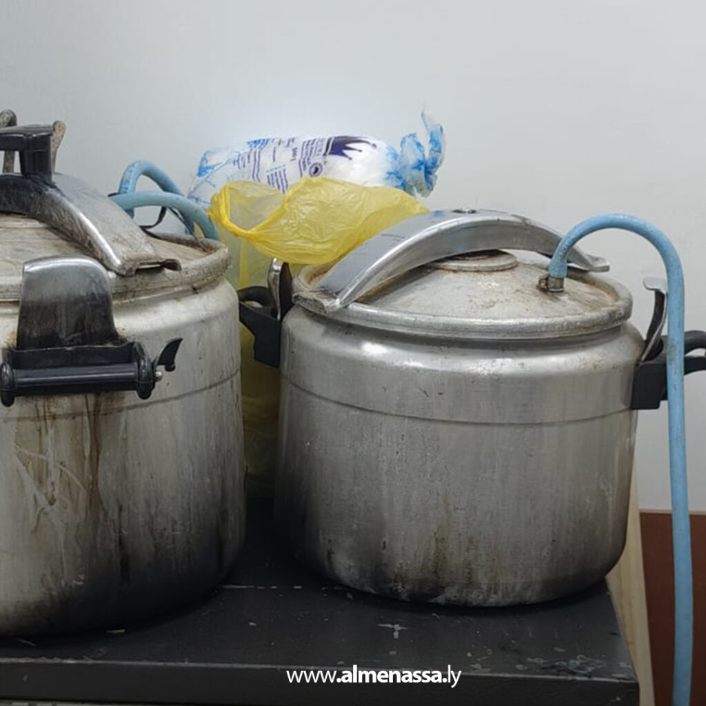 Extra 251 البحث الجنائي اجدابيا يضبط معدات لتصنيع الخمر في مزرعة ويواصل البحث عن صاحبها