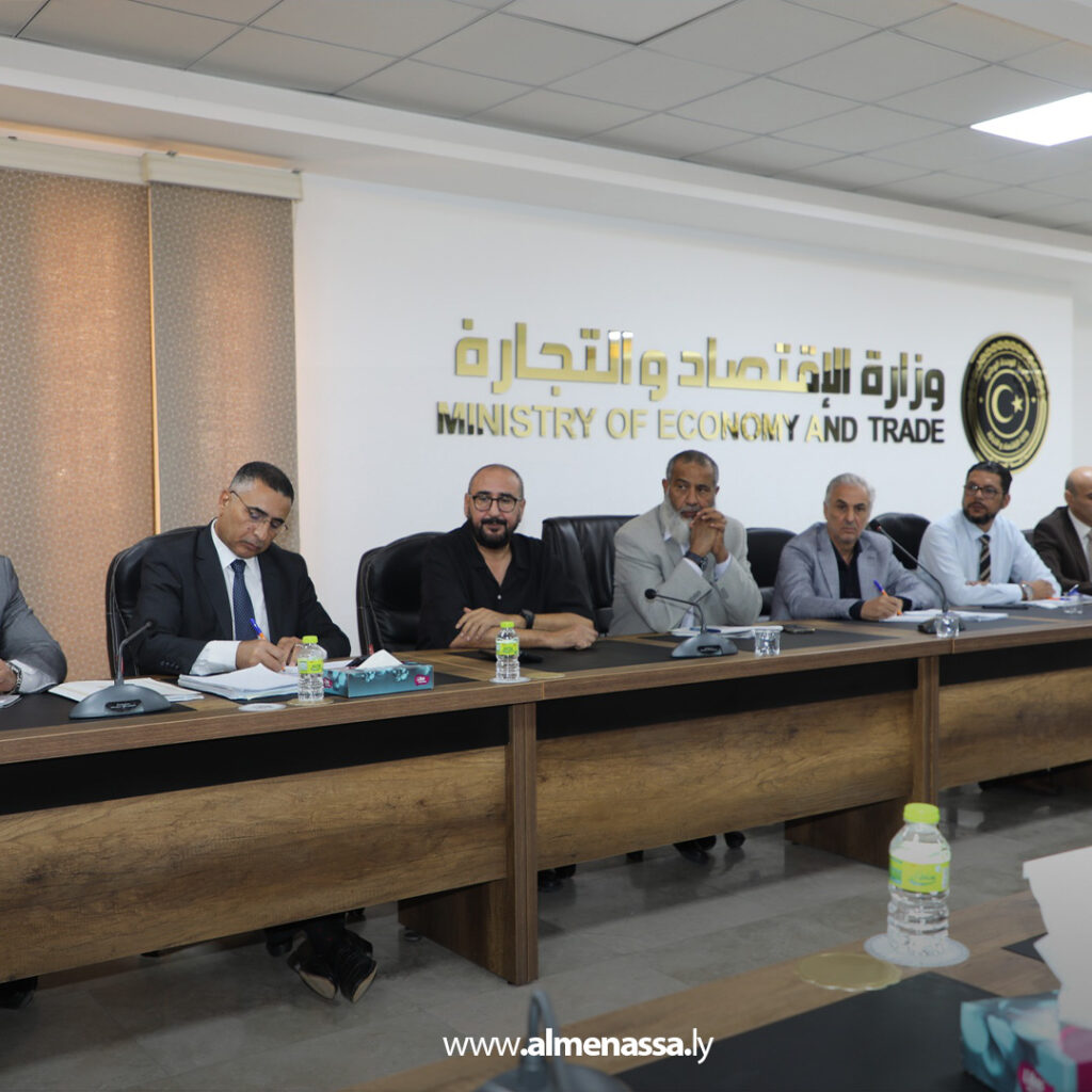 Extra 74 الحويج يبحث تنظيم عمل شركات التأمين ويشدد على تجديد السجل التجاري