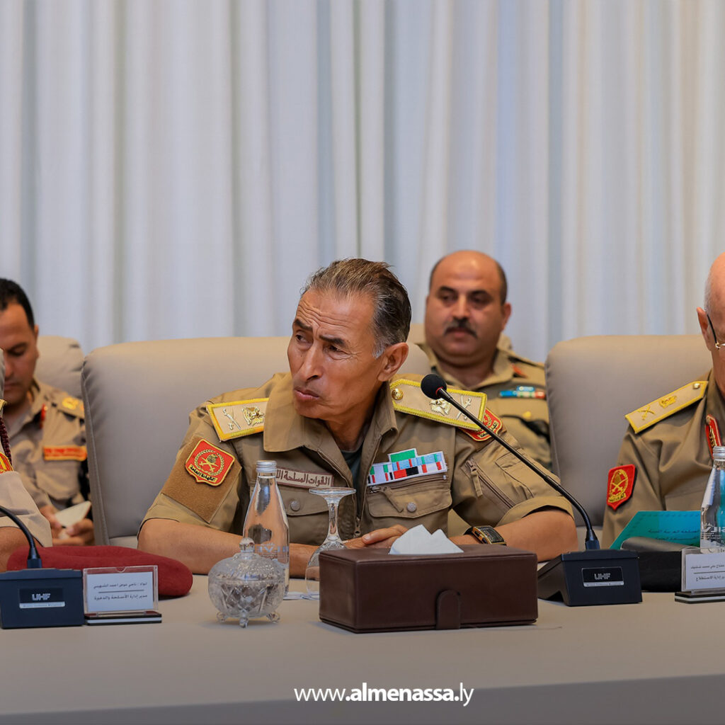 Extra1 120 نائب القائد العام يبحث مع قادة الوحدات خطط تنفيذ رؤية 2030 لتطوير القوات المسلحة