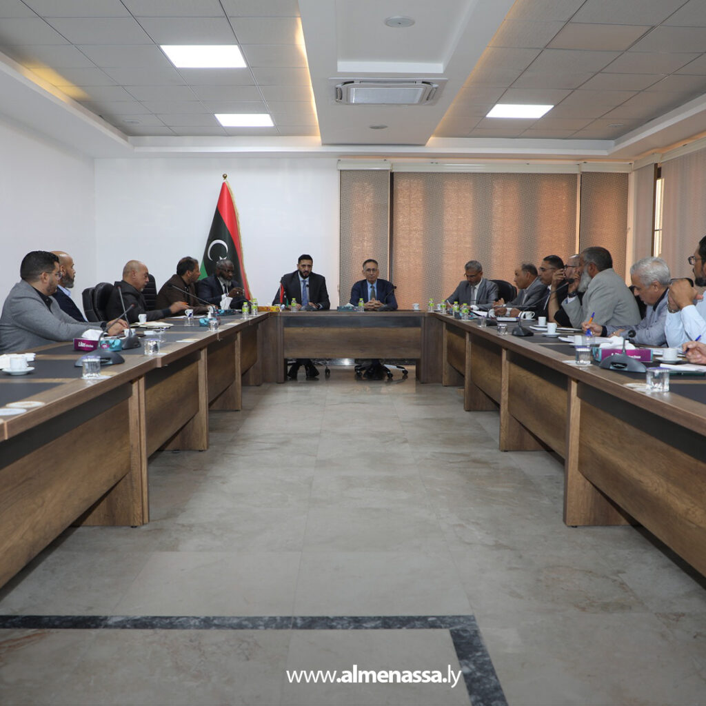 Extra1 35 الحويج يبحث تنظيم عمل شركات التأمين ويشدد على تجديد السجل التجاري